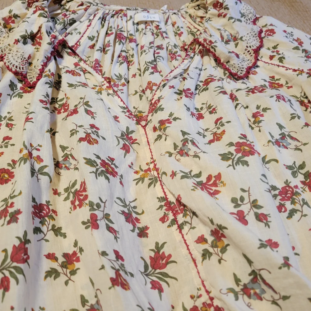 Floral Women's Top with Lace Trim - Picture 2 of 6